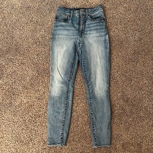 Lucky Brand Bridgette skinny Jean. Size 4 or 27 waist.